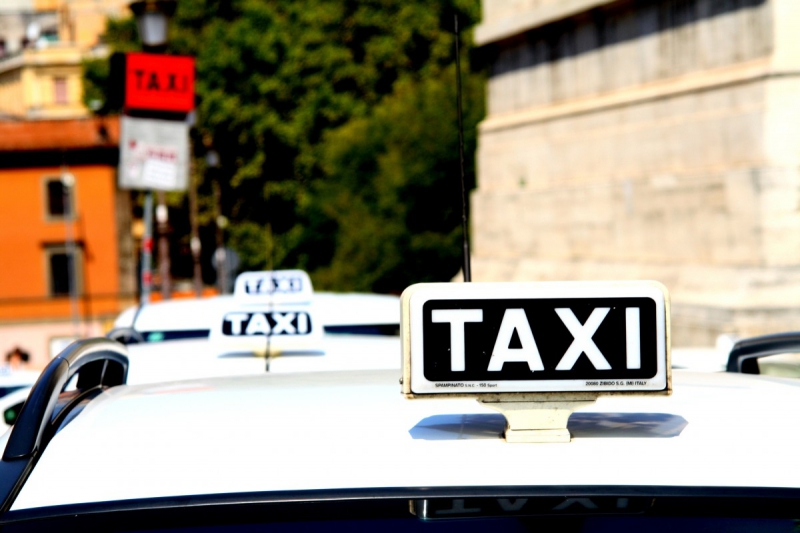 taxis-PUGET VILLE-min_taxi_auto_rome_road_white-1051610